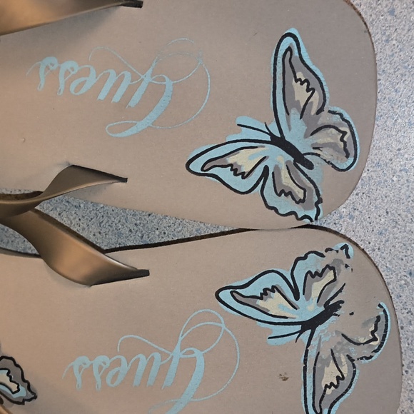 Guess Brand Grey Flip Flops With Grey & Rhinestone Butterflies- Size 10 - Picture 3 of 7